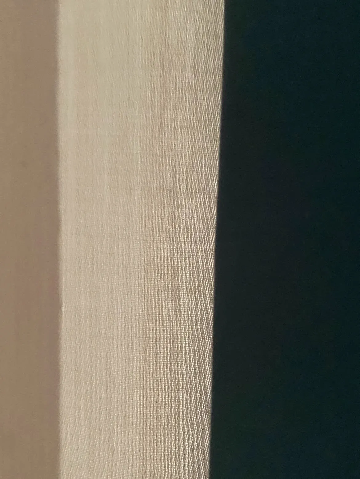 Dettaglio della tenda petrolio accanto alla tenda velata