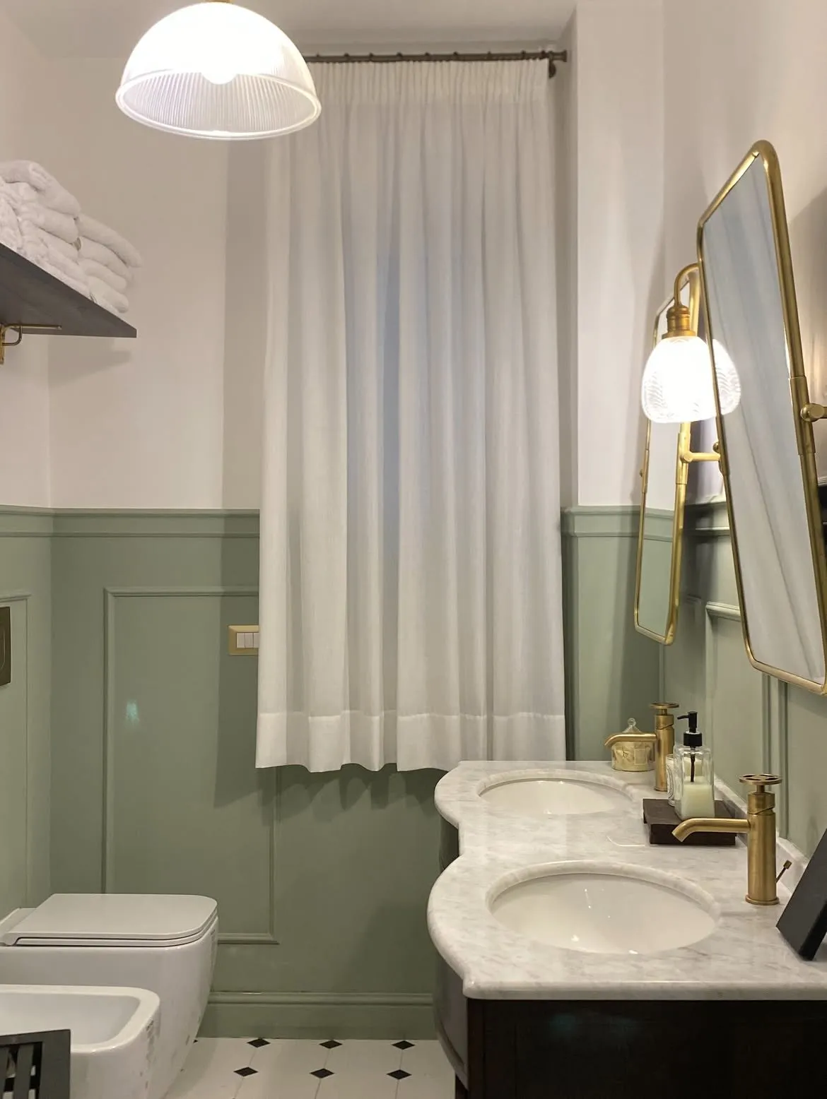 Tenda in lino bianco sopra il doppio lavabo
