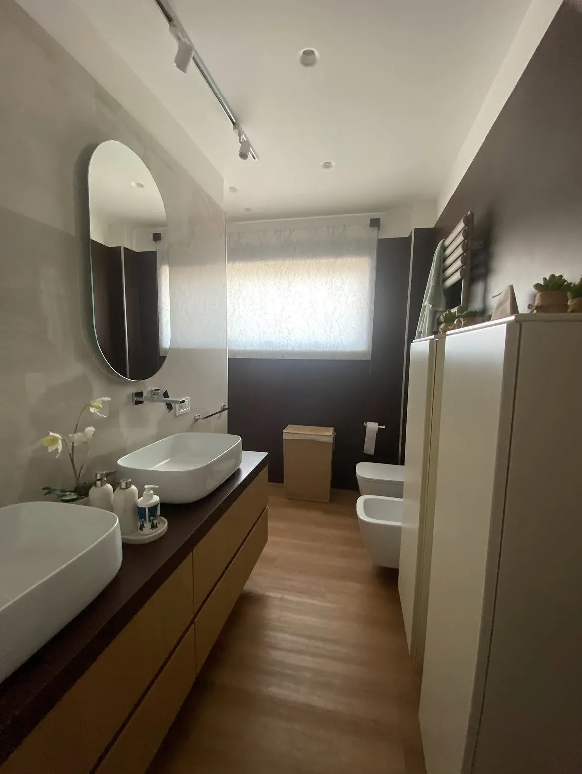 Bagno con tenda a pacchetto bianca