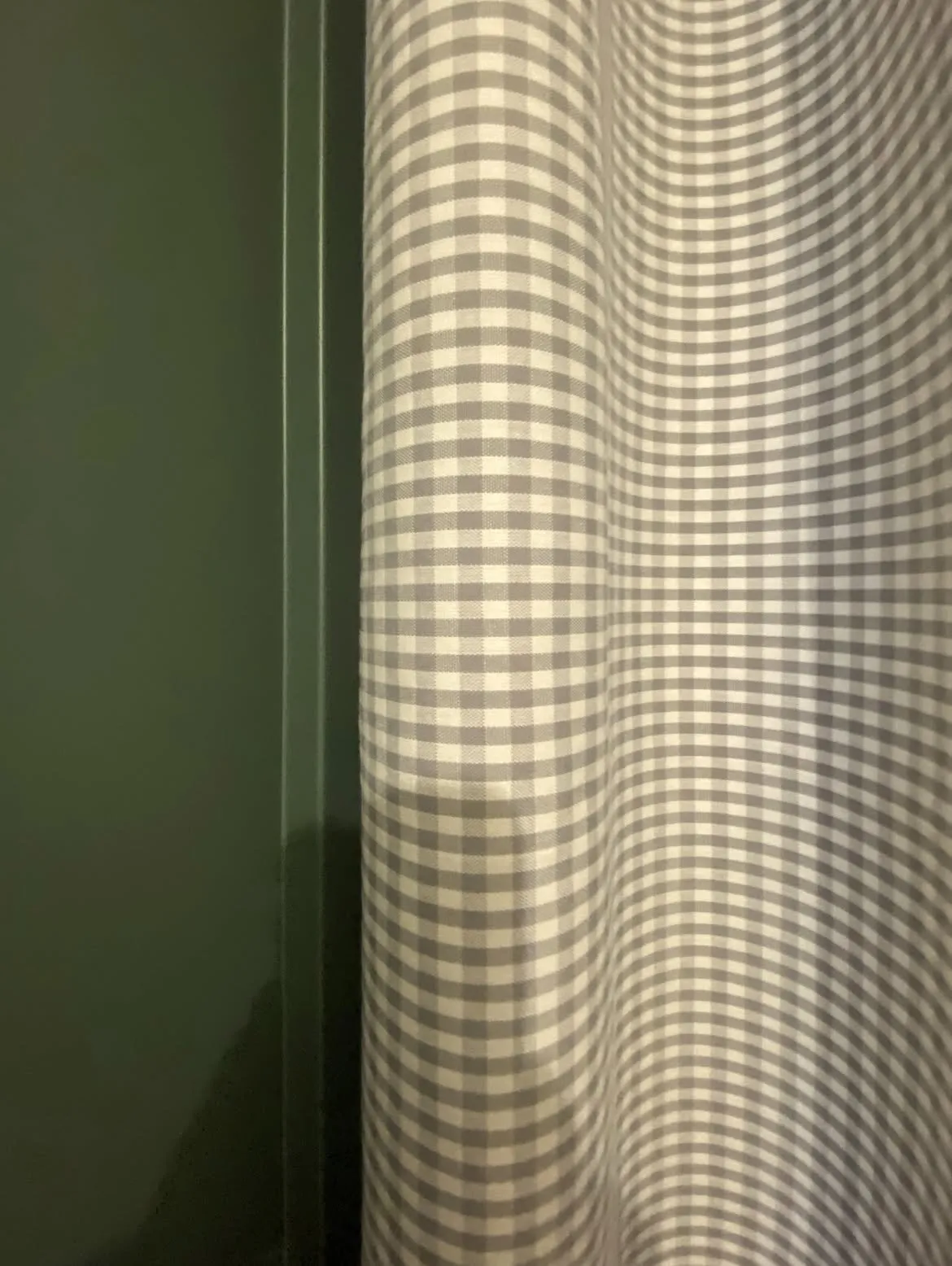 Dettaglio della tenda a quadretti grigi