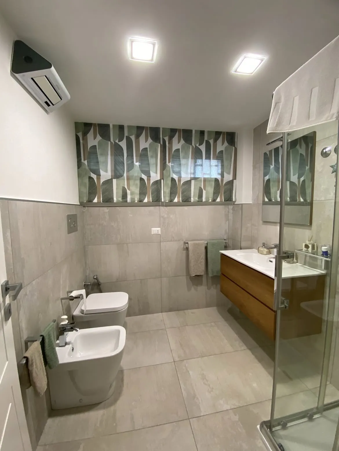 Bagno con tende a pacchetto a foglie verdi