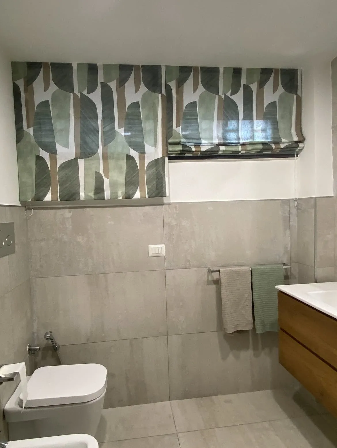 Tende a pacchetto a foglie verdi sopra il lavabo