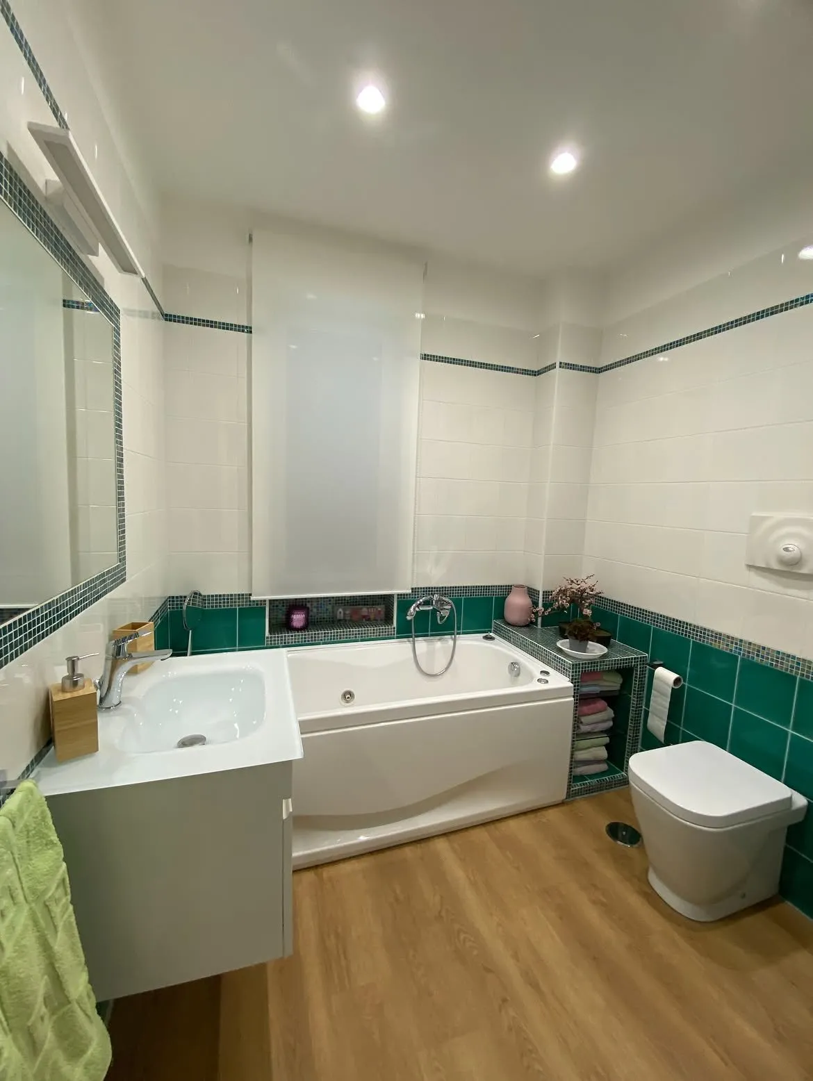 Bagno con vasca e tenda a rullo bianca