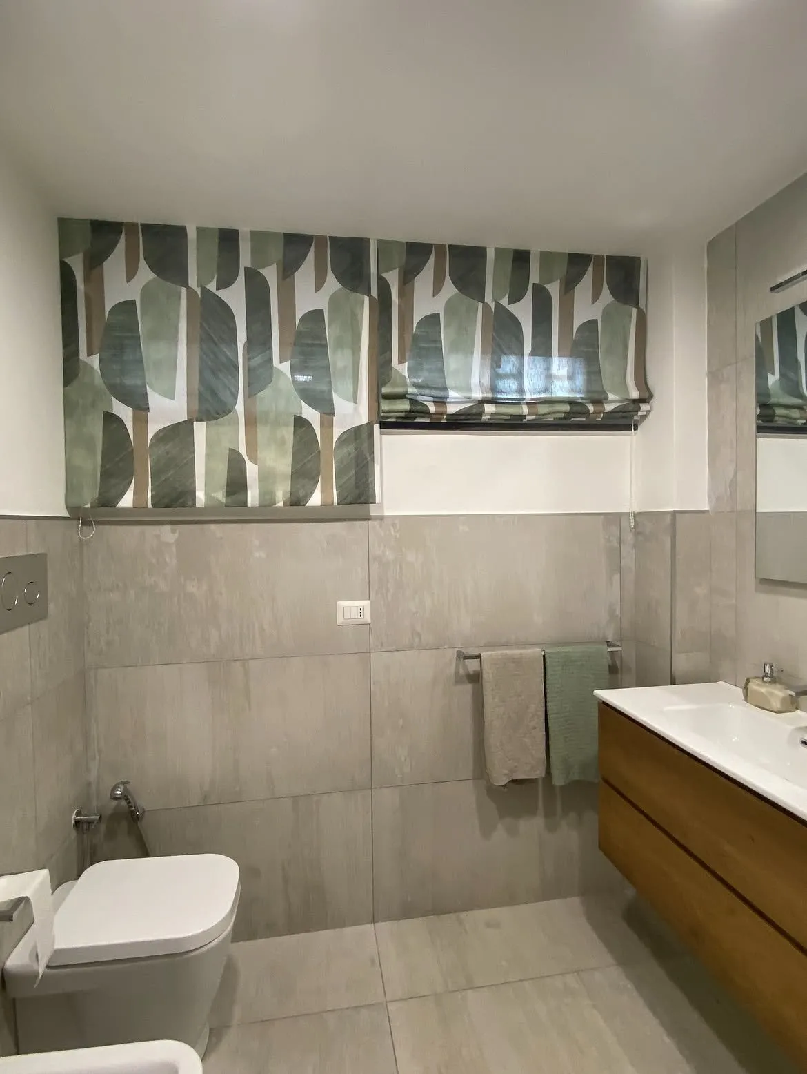 Tenda a pacchetto a foglie verdi in bagno